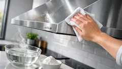 Dunstabzugshaube reinigen: Fettfilm schnell entfernen mit Essig und Natron